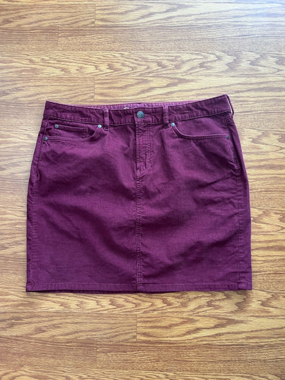 Eddie Bauer Corduroy Mini Skirt in Burgundy Five pockets size 12